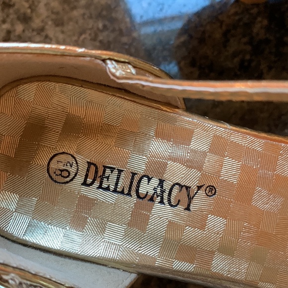 “Gold” & “Diamond” size 8-1/2 Excellent Condition Heeled Sandals Party Shoes - Picture 3 of 11